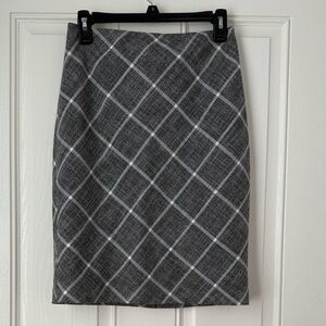 NWOT White House Black Market Grey and White Pencil Skirt - Size 2